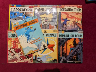 beaucoup de livres sur la table
