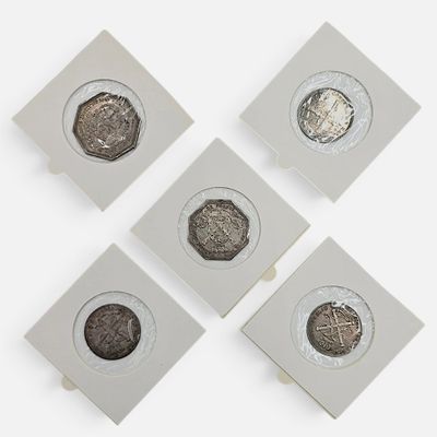 quatre types de pièces différents sont disposés sur une surface blanche