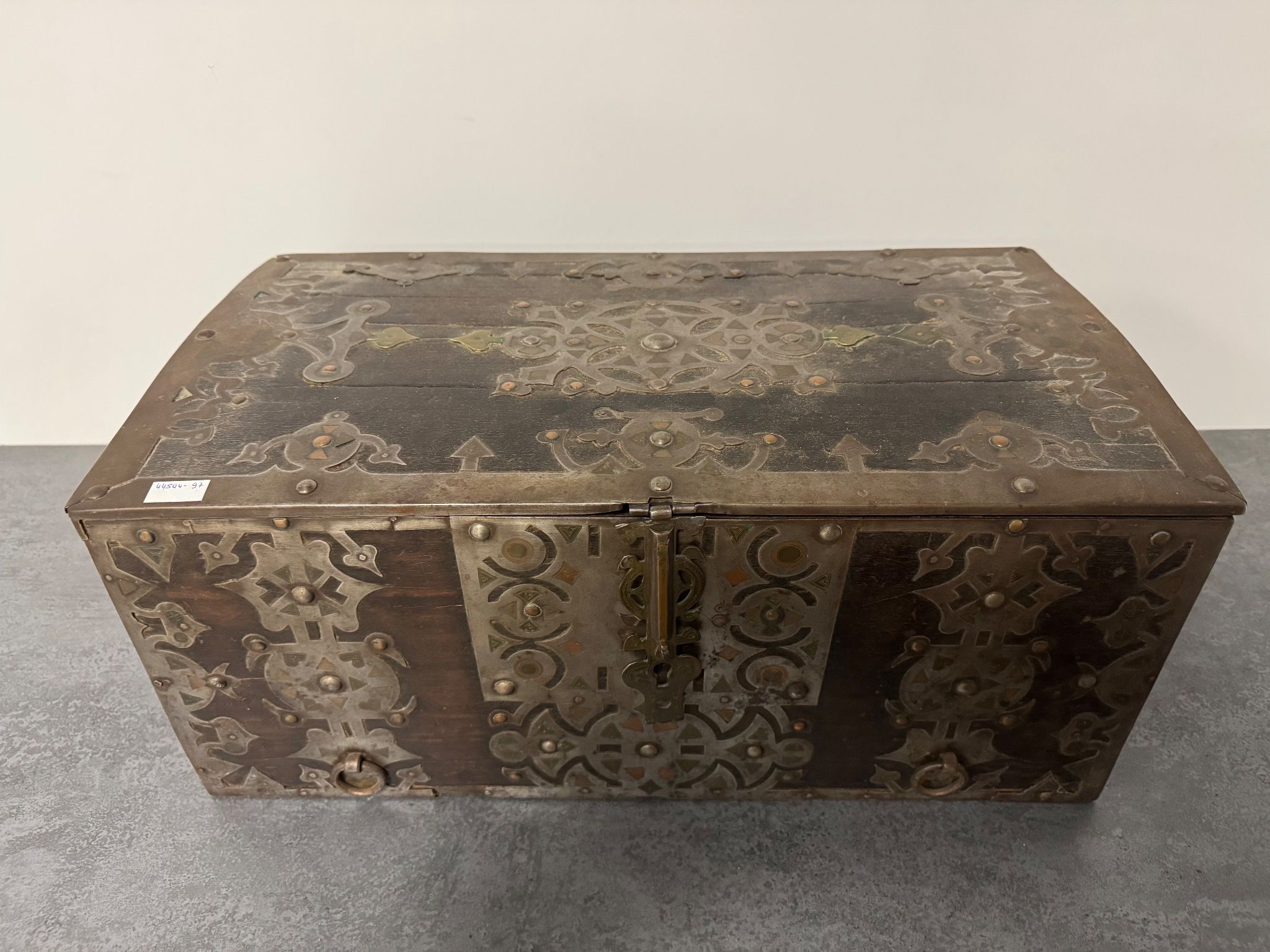 Coffre ou cassette en bois et tôle repoussée.