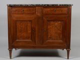 une vieille armoire en bois avec un plateau en marbre et deux portes