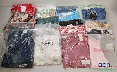 beaucoup de vêtements rangés dans des sacs posés sur la table