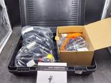 un carton contenant des objets à l'arrière d'un camion