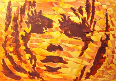 tableau représentant le visage d'une femme, réalisé à partir de morceaux de papier