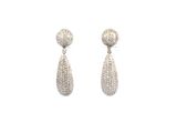 une paire de boucles d'oreilles ornées de diamants sur fond blanc