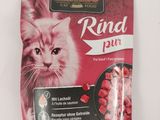 un sac de nourriture pour chat posé sur une table
