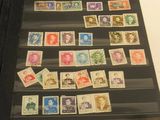 un livre avec des timbres, posé sur une table