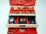 une valise ouverte contenant de nombreux objets divers