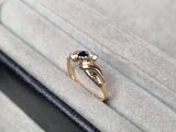 une bague en or sertie d'une pierre noire