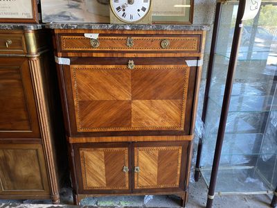 un meuble en bois surmonté d'une horloge