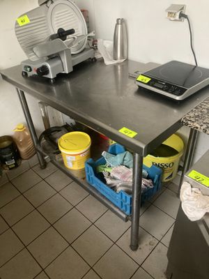 une photo d'une cuisine professionnelle avec un ordinateur portable posé sur le plan de travail