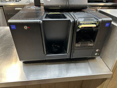 une machine posée sur un comptoir