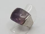 bague en amethorate violet avec un anneau en argent et de l'acrylique transparent