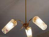 une lampe suspendue au plafond de la pièce