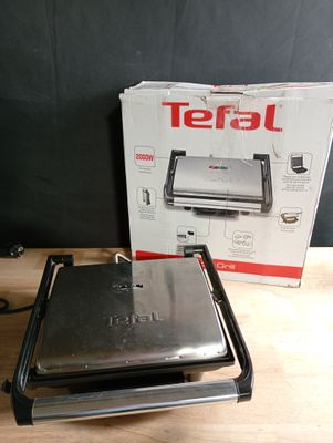 une image représentant un grille-pain posé sur une table, à côté d'une boîte