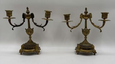 Paire de chandeliers en bronze doré à deux bras de lumière, …