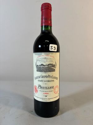 une bouteille de vin posée sur une table