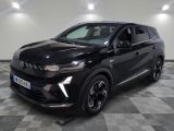 un 4x4 noir garé dans une pièce au sol en damier