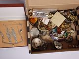 une boîte contenant de nombreux bijoux