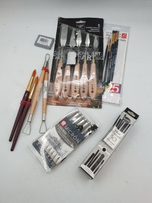 un grand nombre d'outils posés sur une table
