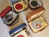 tout un tas de disques vinyles de toutes sortes par terre