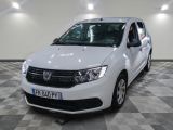 une photo d'une dacia blanche garée dans un garage