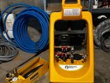 une machine jaune posée sur le sol