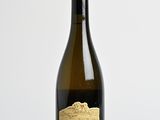 la bouteille de vin est posée sur la table à côté de la bouteille