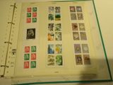 une photo d'un classeur sur lequel sont collés des timbres