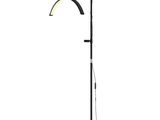 un lampadaire noir surmonté d'une lumière blanche