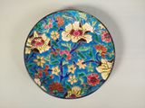 une assiette bleue ornée d'un motif floral