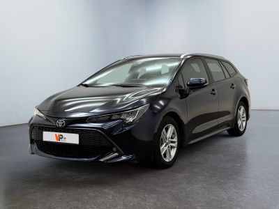 une Toyota Corollion noire garée dans une pièce blanche