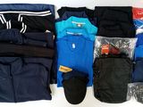 beaucoup de vêtements et de chaussures disposés sur une table