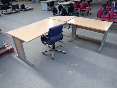un bureau avec une chaise et une chaise au milieu d'une pièce