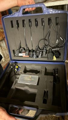 un homme tenant une mallette contenant des outils