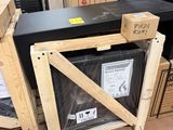 un grand nombre de cartons posés sur le sol