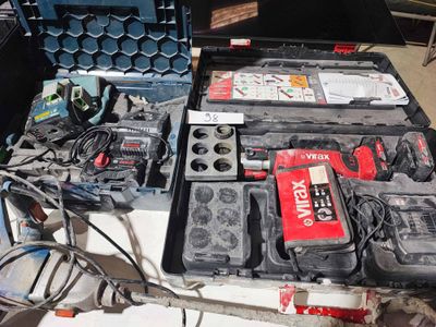 de nombreux types d'équipements électroniques différents dans un boîtier