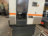 une photo d'une machine qui se trouve dans un garage