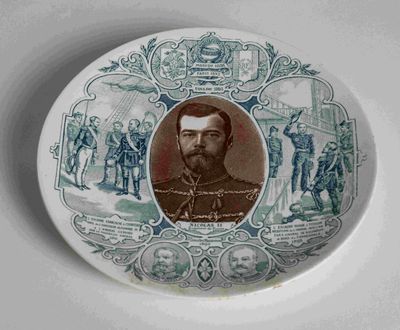 une assiette avec l'image d'un homme dessus