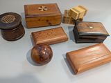 de nombreuses boîtes en bois et des boîtes posées sur une table