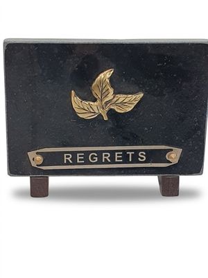 une plaque noire surmontée d'une feuille d'or