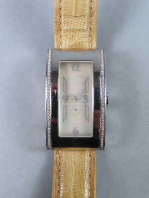 une image d'un gros plan d'une montre-bracelet sur une table