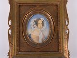 une vieille photo d'une femme en robe, coiffée d'un bonnet