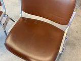 fauteuil de bureau en cuir marron avec structure et dossier chromés