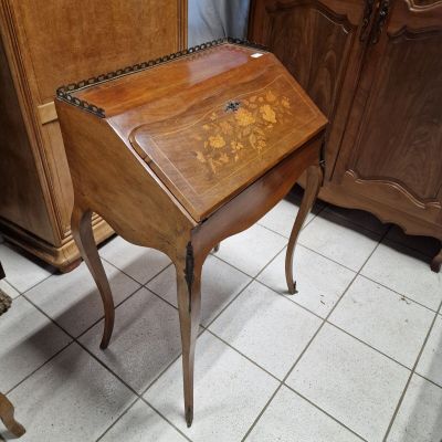 un petit bureau en bois surmonté d'un tiroir