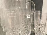 beaucoup de verres et de pichets sur une étagère