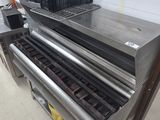 une photo d'une cuisine professionnelle équipée d'un tapis roulant