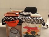 une table sur laquelle se trouvent plusieurs objets