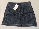 un gros plan sur une jupe en jean avec une étiquette