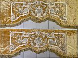 deux morceaux de velours doré ornés de motifs blancs et dorés