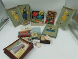 tout un tas de petits livres posés sur une table